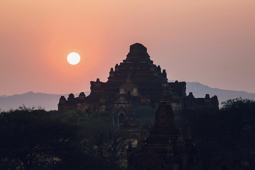 Thành phố Bagan là khu vực khảo cổ thuộc vùng Mandalay, Myanmar, nổi tiếng với thung lũng hàng nghìn ngôi đền huyền bí. Đây được xem như nơi lưu giữ những chứng tích vàng son của Phật giáo với khoảng 10.000 đền chùa trong quá khứ. Sau hàng nghìn năm, con số này đã giảm xuống chỉ còn hơn 2.000.