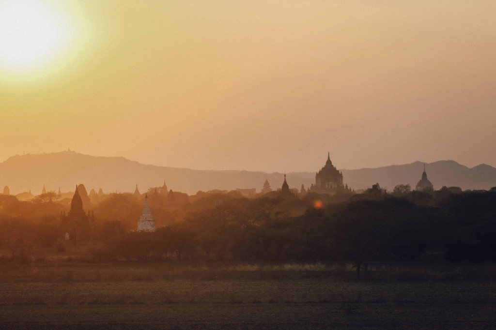 Lần trở lại này, Bagan trở nên đông khách du lịch hơn so với chuyến đi trước của tôi nhưng không vì thế mà miền đất linh thiêng mất đi vẻ hoang sơ và chân thành vốn có. Những cảm xúc đẹp đẽ ở lần đầu gặp gỡ gần như còn vẹn nguyên trong tôi.