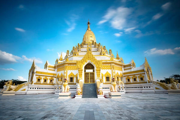 Chùa Swe Taw Myat thường là điểm đến đầu tiên trong hành trình khám phá miền đất Phật, sau khi du khách hạ cánh tại sân bay Yangon. Đây là nơi thờ Xá lợi Răng Phật. Người dân Myanmar tới đây hành lễ thường mang theo những lá vàng để dát lên pho tượng Phật, cầu phước lành. Du khách lưu ý để giày dép bên ngoài trước khi vào chùa, nơi đây miễn phí vé tham quan và mở cửa đón khách từ 9h - 22h. Ảnh: Five Prime.