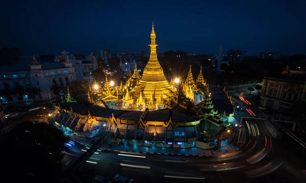 Toạ lạc tại khu vực trung tâm của thành phố Yangon, chùa Sule nổi bật với đỉnh chóp được mạ vàng cao 48 mét. Vào thế kỉ 19, người Anh từng quy hoạch thành phố, từ đó chùa Sule trở thành điểm giao nhau của những con đường lớn và đẹp nhất tại Yangon. Du khách sau khi viếng chùa sẽ được tham quan những công trình cổ từ thời thuộc địa ngay gần đó. Vé vào cửa 2 USD/lượt, giờ mở cửa từ 4h - 22h hàng ngày. Ảnh: James Tye.