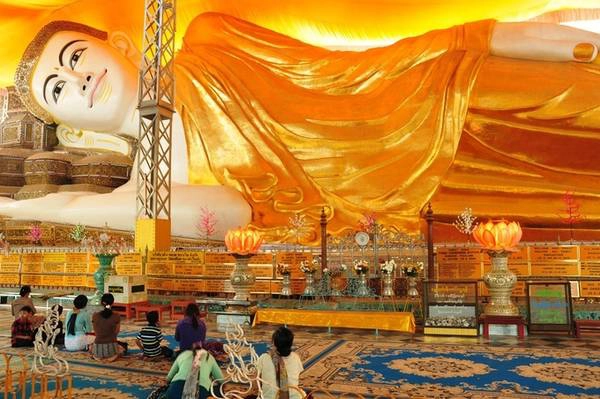Từ Yangon, du khách đi qua quãng đường 70 km đến Bago, một trong những cố đô của Myanmar từ thế kỷ 15. Tại đây, du khách không nên bỏ lỡ cơ hội ghé thăm chùa Shwethalyaung nổi tiếng với bức tượng Phật nằm khổng lồ dài 55 m, cao 16 m, được dựng nên từ cuối thế kỷ thứ 10. Chùa mở cửa từ 6h - 21h hàng ngày, miễn phí tham quan. Ảnh: Asia Trips.