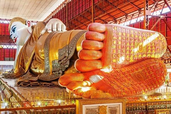 Nằm trên đường Shwegondine, Yagon, Chùa Kyaukhtatgyi (còn gọi là chùa Chauk Htat Gyi) nổi tiếng bởi tôn tượng đức Phật Thích Ca trong tư thế nằm kiết tường. Đây là tượng Phật nằm được tạc vào năm 1906 và được trùng tu năm 1957 với chiều dài 72m và cao 16m. Du khách có thể đến tham quan từ 6h tới 20h hàng ngày, vé vào cửa 5 USD/lượt. Ảnh: Pinterest.