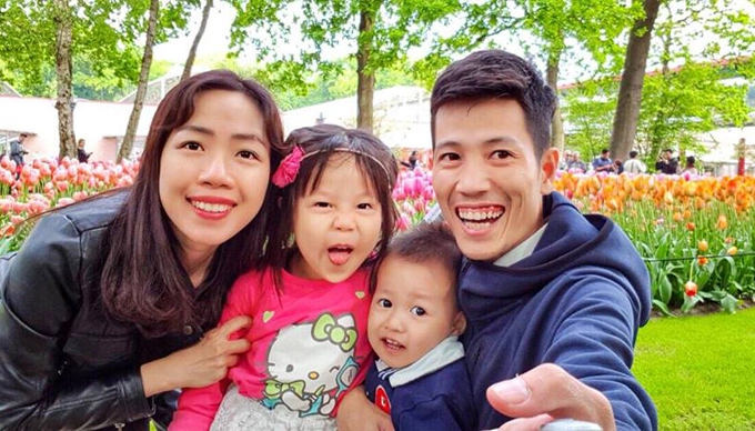 Cả gia đình ghé thăm vườn hoa cuối cùng gần Keukenhof (Hà Lan). Cả gia đình ghé thăm vườn hoa cuối cùng gần Keukenhof (Hà Lan).