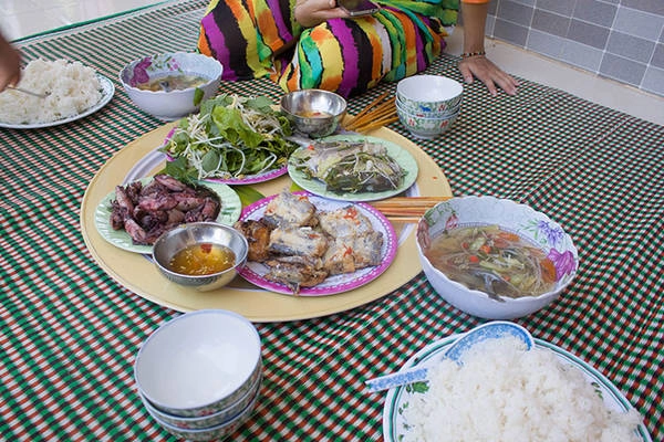 Ăn trưa ở Lý Sơn