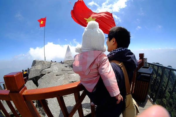Vốn có đam mê du lịch mãnh liệt, từng đặt chân tới 40 quốc gia, anh Nguyễn Thành Trung (giám đốc điều hành một công ty ở Hà Nội) cùng vợ quyết định đưa con gái 2 tuổi tham gia vào một chuyến hành trình xuyên Việt kéo dài 60 ngày. Đây thực sự là một kỷ niệm đáng nhớ với gia đình nhỏ và là trải nghiệm đầu đời lý thú với bé Ốc - con gái của hai vợ chồng. Vốn có đam mê du lịch mãnh liệt, từng đặt chân tới 40 quốc gia, anh Nguyễn Thành Trung (giám đốc điều hành một công ty ở Hà Nội) cùng vợ quyết định đưa con gái 2 tuổi tham gia vào một chuyến hành trình xuyên Việt kéo dài 60 ngày. Đây thực sự là một kỷ niệm đáng nhớ với gia đình nhỏ và là trải nghiệm đầu đời lý thú với bé Ốc - con gái của hai vợ chồng.