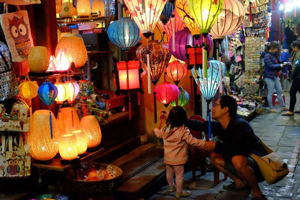 Thu xếp chỗ ở trong suốt 2 tháng cũng không hề đơn giản nhưng vốn sẵn máu phượt nên cả nhà không gặp khó khăn gì. Gia đình nhỏ đã ở rất nhiều chỗ, lúc ở homestay, lúc khách sạn, lúc resort, lúc ở gần biển, lúc trên núi. Thu xếp chỗ ở trong suốt 2 tháng cũng không hề đơn giản nhưng vốn sẵn máu phượt nên cả nhà không gặp khó khăn gì. Gia đình nhỏ đã ở rất nhiều chỗ, lúc ở homestay, lúc khách sạn, lúc resort, lúc ở gần biển, lúc trên núi.