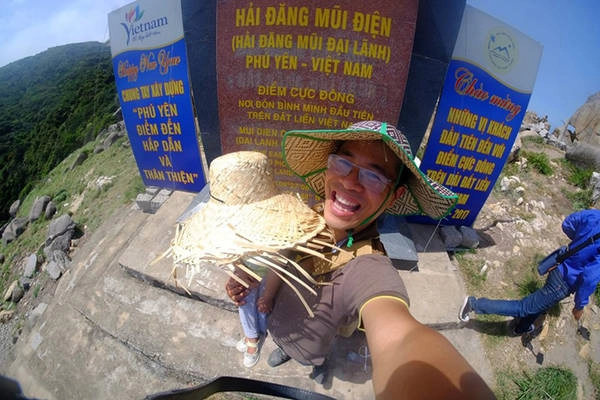 Không chỉ du lịch kiểu check in, vợ chồng anh Trung đã cùng con hòa mình vào thiên nhiên như chăn cừu, trượt cát ở đồi cát Nam Cương, đi chơi làng gốm Bàu Trúc, đi hái nho ở vườn nho Ba Mọi ở Phan Rang. Hay khi đến miền Tây, cả nhà đi tour một ngày ở Mỹ Tho - Bến Tre. Cảm giác sông nước, đi ghe thuyền thật thích thú với những người ở ngoài Bắc, vốn sinh ra ở thành phố, không mấy khi trải nghiệm cuộc sống trên ghe thuyền. Cả ngày Ốc đi ghe, đi thuyền, xem tổ ong, xem trăn, cho cá bú bình ở Cồn Phụng, rồi ăn thử các món ăn miền Tây. Những ngày sau đó, Ốc đi xem các con thú, thăm miệt vườn, tha hồ thưởng thức cây trái. Đây là lần đầu tiên thấy cây sầu riêng tận mắt. Rồi Ốc đi chợ nổi Cái Răng, ngồi trên ghe thuyền ăn sáng, uống cà phê, ăn những trái chôm chôm tươi rói mua từ thuyền. Những ngày sau đó, cả nhà đi xem các con thú, thăm miệt vườn, tha hồ thưởng thức cây trái. Đây là lần đầu tiên bé được thấy cây sầu riêng tận mắt, rồi sau đó tiếp tục đi chợ nổi Cái Răng, ngồi trên ghe thuyền ăn sáng, uống cà phê, ăn những trái chôm chôm tươi rói mua từ thuyền. Không chỉ du lịch kiểu check in, vợ chồng anh Trung đã cùng con hòa mình vào thiên nhiên như chăn cừu, trượt cát ở đồi cát Nam Cương, đi chơi làng gốm Bàu Trúc, đi hái nho ở vườn nho Ba Mọi ở Phan Rang. Hay khi đến miền Tây, cả nhà đi tour một ngày ở Mỹ Tho - Bến Tre. Cảm giác sông nước, đi ghe thuyền thật thích thú với những người ở ngoài Bắc, vốn sinh ra ở thành phố, không mấy khi trải nghiệm cuộc sống trên ghe thuyền. Cả ngày Ốc đi ghe, đi thuyền, xem tổ ong, xem trăn, cho cá bú bình ở Cồn Phụng, rồi ăn thử các món ăn miền Tây. Những ngày sau đó, Ốc đi xem các con thú, thăm miệt vườn, tha hồ thưởng thức cây trái. Đây là lần đầu tiên thấy cây sầu riêng tận mắt. Rồi Ốc đi chợ nổi Cái Răng, ngồi trên ghe thuyền ăn sáng, uống cà phê, ăn những trái chôm chôm tươi rói mua từ thuyền. Những ngày sau đó, cả nhà đi xem các con thú, thăm miệt vườn, tha hồ thưởng thức cây trái. Đây là lần đầu tiên bé được thấy cây sầu riêng tận mắt, rồi sau đó tiếp tục đi chợ nổi Cái Răng, ngồi trên ghe thuyền ăn sáng, uống cà phê, ăn những trái chôm chôm tươi rói mua từ thuyền.