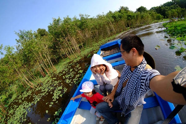 Những ngày sau đó, cả nhà đi xem các con thú, thăm miệt vườn, tha hồ thưởng thức cây trái. Đây là lần đầu tiên bé được thấy cây sầu riêng tận mắt, rồi sau đó tiếp tục đi chợ nổi Cái Răng, ngồi trên ghe thuyền ăn sáng, uống cà phê, ăn những trái chôm chôm tươi rói mua từ thuyền. Những ngày sau đó, cả nhà đi xem các con thú, thăm miệt vườn, tha hồ thưởng thức cây trái. Đây là lần đầu tiên bé được thấy cây sầu riêng tận mắt, rồi sau đó tiếp tục đi chợ nổi Cái Răng, ngồi trên ghe thuyền ăn sáng, uống cà phê, ăn những trái chôm chôm tươi rói mua từ thuyền.