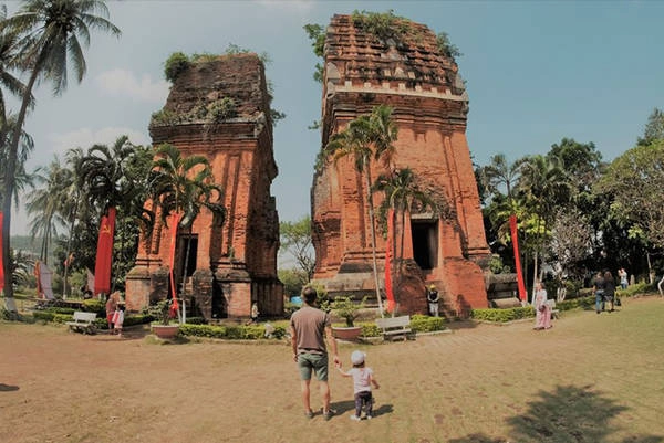Nói về lý do cho con gái nhỏ tuổi đi du lịch dài hơi, anh Trung cho biết: "Hai vợ chồng đều quá bận, cuốn vào guồng quay công việc, ngoảnh đi, ngoảnh lại đã thấy Ốc lớn nhanh quá rồi. Hàng tuần Ốc đi nhà trẻ, cuối tuần cũng quanh quẩn vài công viên hoặc trung tâm thương mại. Chúng tôi quyết định thay đổi điều đó, dành hẳn một khoảng thời gian đưa con gái đi khắp mọi nơi, được trải nghiệm thực tế, được nhìn tận mắt không phải con voi trong sách, không phải iPad hay tivi, mà là cuộc sống thật, là thiên nhiên tuyệt vời, là biển, là núi, là rừng". Nói về lý do cho con gái nhỏ tuổi đi du lịch dài hơi, anh Trung cho biết: "Hai vợ chồng đều quá bận, cuốn vào guồng quay công việc, ngoảnh đi, ngoảnh lại đã thấy Ốc lớn nhanh quá rồi. Hàng tuần Ốc đi nhà trẻ, cuối tuần cũng quanh quẩn vài công viên hoặc trung tâm thương mại. Chúng tôi quyết định thay đổi điều đó, dành hẳn một khoảng thời gian đưa con gái đi khắp mọi nơi, được trải nghiệm thực tế, được nhìn tận mắt không phải con voi trong sách, không phải iPad hay tivi, mà là cuộc sống thật, là thiên nhiên tuyệt vời, là biển, là núi, là rừng".