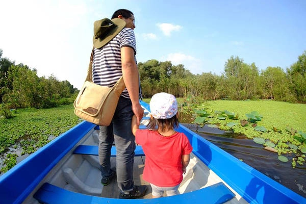 Sau 2 tháng đi ròng rã cùng bố mẹ, con gái anh Trung từ một cô bé mũm mĩm, trắng trẻo, hai chân tay múp míp đã chuyển thành một bạn nhỏ đen nhẻm, chân tay và má teo tóp. Hai chân tay hàng chục nốt muỗi đốt, cộng thêm 5-6 vết sẹo khắp chân tay mặt và cả trên trán nhưng bù lại của tất cả những điều đó là các trải nghiệm tuyệt vời. Sau 2 tháng đi ròng rã cùng bố mẹ, con gái anh Trung từ một cô bé mũm mĩm, trắng trẻo, hai chân tay múp míp đã chuyển thành một bạn nhỏ đen nhẻm, chân tay và má teo tóp. Hai chân tay hàng chục nốt muỗi đốt, cộng thêm 5-6 vết sẹo khắp chân tay mặt và cả trên trán nhưng bù lại của tất cả những điều đó là các trải nghiệm tuyệt vời.