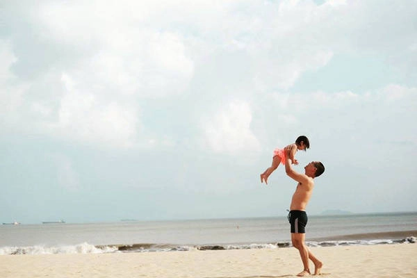 Anh Trung chia sẻ, hai tháng đi liền, vợ chồng anh nhiều khi cũng mệt do phải di chuyển nhiều, hành lý và thay đổi môi trường liên tục, từ lúc trời lạnh của Hà Nội ngày sau Tết, đến cái nóng ở Quy Nhơn, ẩm thấp ở Cà Mau, rồi lại nóng điên cuồng ở Châu Đốc, lên Đà Lạt lại lạnh se se, hay nắng chang chang ở Phú Quốc. Nhưng ngược lại, Ốc càng đi càng khỏe. Có những chuyến xe, cả bố mẹ đều mệt bờ bệt, thì bé vẫn hát hò, nhảy múa, hát hò. Có những lúc cũng mệt, cũng có chút stress, hai vợ chồng cũng có những lúc phải lo, cũng có lúc "bực điên" với cả Ốc. Nhưng con gái vẫn chính là nguồn động viên rất lớn, để hai anh chị thực hiện thành công hành trình này. Anh Trung chia sẻ, hai tháng đi liền, vợ chồng anh nhiều khi cũng mệt do phải di chuyển nhiều, hành lý và thay đổi môi trường liên tục, từ lúc trời lạnh của Hà Nội ngày sau Tết, đến cái nóng ở Quy Nhơn, ẩm thấp ở Cà Mau, rồi lại nóng điên cuồng ở Châu Đốc, lên Đà Lạt lại lạnh se se, hay nắng chang chang ở Phú Quốc. Nhưng ngược lại, Ốc càng đi càng khỏe. Có những chuyến xe, cả bố mẹ đều mệt bờ bệt, thì bé vẫn hát hò, nhảy múa, hát hò. Có những lúc cũng mệt, cũng có chút stress, hai vợ chồng cũng có những lúc phải lo, cũng có lúc "bực điên" với cả Ốc. Nhưng con gái vẫn chính là nguồn động viên rất lớn, để hai anh chị thực hiện thành công hành trình này.