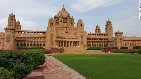 Umaid Bhawan Palace Jodhpur được bắt đầu xây dựng vào năm 1928 và hoàn thành vào năm 1943, lúc trước nơi này là cung điện và hiện nay đã trở thành một khách sạn sang trọng.