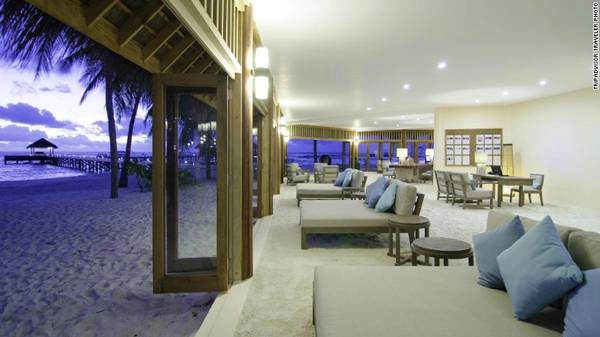 Mirihi Island Resort tọa lạc trên một hòn đảo dài 350 mét, rộng 50 mét với 38 villa nhỏ xinh.