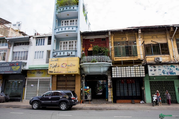 Hào Sĩ Phường là tên hẻm tại địa chỉ 206 Trần Hưng Đạo B, quận 5. Không quá khó để tìm ra hẻm này, nhưng nhiều du khách vẫn lướt qua nó mà không nhận ra. Trong ảnh phía trước hẻm Hào Sĩ Phường là một xe bán nước giải khát.
