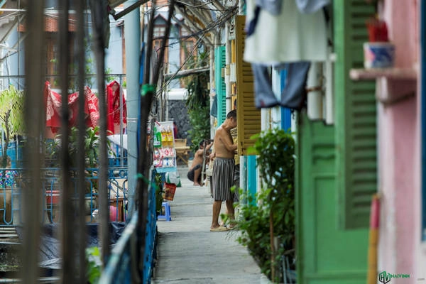 Mặc cho sự hiện đại, xô bồ đang diễn ra ở ngoài kia, cuộc sống của người dân trong hẻm vẫn thư thái, từ tốn như bao đời nay.