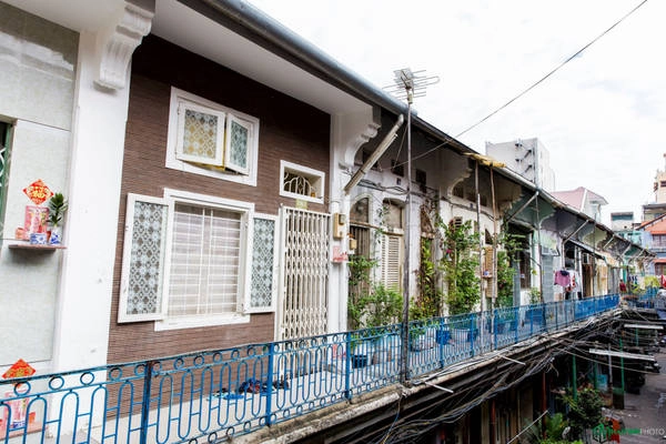 Hẻm là nơi cộng đồng người Việt, người Việt gốc Hoa cùng nhau sinh sống, nên du khách bắt gặp rất nhiều tiếng Trung dọc theo dãy nhà.