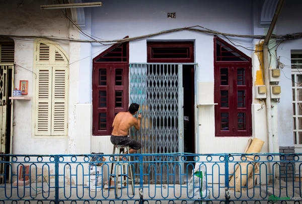  Một ngôi nhà được sơn sửa lại cho đẹp hơn. Bên ngoài, con đường Trần Hưng Đạo ồn ào, sôi động là vậy, nhưng khi đặt chân vào hẻm là một không gian rất yên tĩnh, nhẹ nhàng.