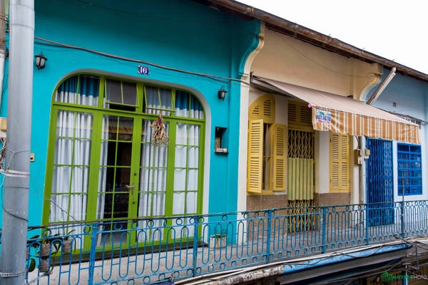 Gần đó là những ngôi nhà hiện đại, khang trang hơn. Nhà trong hẻm được phối màu rất đẹp, mỗi nhà mỗi kiểu làm bật lên được vẻ đẹp riêng biệt.
