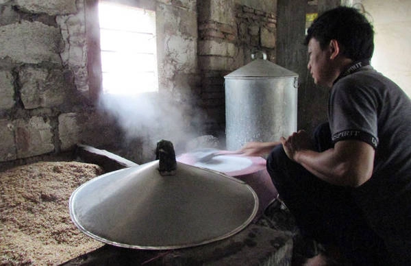 Tráng bánh tại một lò bánh tráng ở Chợ Lầu - Ảnh: Nguyễn Thiên Đăng