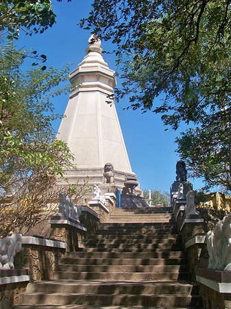  Một kiến trúc nổi bật khác tại đây là bảo tháp xá lợi Phật hình bát giác cao 17 m, trên có búp sen, bên trong đặt 13 viên xá lợi Phật đựng trong chiếc hộp bằng vàng. Lối lên bảo tháp đắp hình rồng, hai bên có đôi sư tử chầu. Ảnh: wikimedia.
