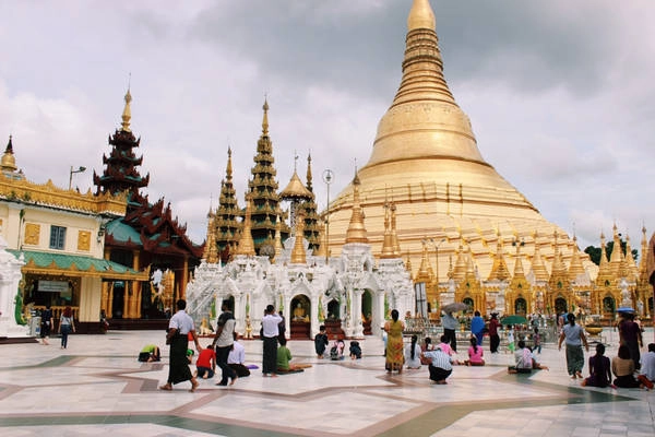 Chùa Shwedagon là công trình tiêu biểu của Phật giáo Myanmar. Chùa Shwedagon là công trình tiêu biểu của Phật giáo Myanmar.