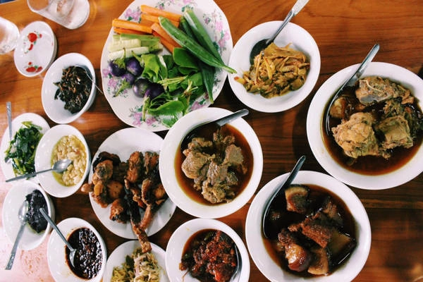 Đồ ăn ở đây ngon và giá không hề cao. Đồ ăn ở đây ngon và giá không hề cao.
