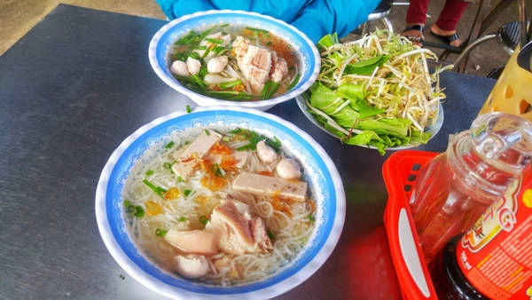 he-ky-thu-tren-cung-duong-bien-Chúng tôi qua phà Cát Lái đến Đồng Nai. Trời còn tờ mờ sáng, xe nhanh chóng đến QL 51 rồi rẽ trái vào đường Phú Mỹ - Tóc Tiên - Bình Ba - Đá Bạc, đi tắt ra Bình Châu hướng QL 55 mà không cần phải đi qua Bà Rịa. Con đường rộng rãi này buổi sáng rất mát, vắng vẻ, qua những cánh đồng cao su bạt ngàn thẳng tắp. Sau khi có những ảnh tuyệt vời, chúng tôi dừng lại ăn sáng ở ngã sáu Đá Bạc với món hủ tíu giò heo, ngon và rẻ.nam-trung-bo-tay-nguyen-ivivu-2