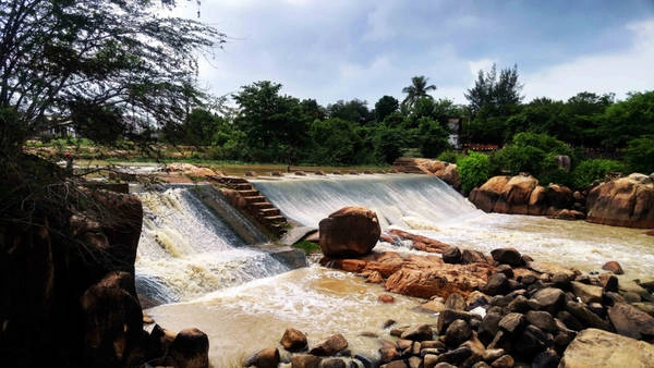 C húng tôi nhanh chóng đến La Gi - Bình Thuận, trên đường vô tình ghé một thácnước rất đẹp, chính xác hơn là nhà máy nước Lagi. Nhìn từ xa, nhà máy nước giống như một dòng thác trắng xóa trên dông sông Dinh.