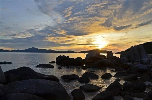 Buổi tối ở biển Bình Tiên, nhớ mang theo những chiếc lều nhỏ để cắm trại qua đêm, cùng ngắm hàng vạn vì sao phản chiếu qua mặt biển êm đềm dưới những làn gió mát rượi từ biển thổi vào. Ngoài ra bạn có thể thuê hoặc mượn cần câu của ngư dân để câu cá, hoặc thưởng thức hải sản vừa tươi vừa rẻ như ốc, mực, ghẹ nữa nhé. (Ảnh: Internet) Buổi tối ở biển Bình Tiên, nhớ mang theo những chiếc lều nhỏ để cắm trại qua đêm, cùng ngắm hàng vạn vì sao phản chiếu qua mặt biển êm đềm dưới những làn gió mát rượi từ biển thổi vào. Ngoài ra bạn có thể thuê hoặc mượn cần câu của ngư dân để câu cá, hoặc thưởng thức hải sản vừa tươi vừa rẻ như ốc, mực, ghẹ nữa nhé. (Ảnh: Internet)