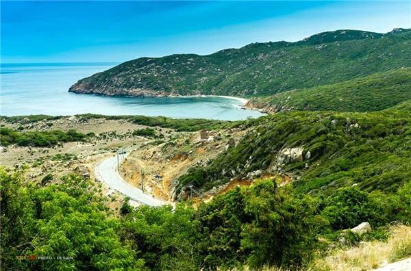 Giữa không gian trầm lắng giữ nguyên vẻ đẹp hoang sơ quyến rũ, bạn sẽ được vùng vẫy trong làn nước mát lạnh, ngắm nhiều cảnh đẹp nên thơ, mạo hiểm trên những vách núi chênh vênh bên bờ biển hoặc khám phá những hang động thiên nhiên tuyệt đẹp. (Ảnh: Internet) Giữa không gian trầm lắng giữ nguyên vẻ đẹp hoang sơ quyến rũ, bạn sẽ được vùng vẫy trong làn nước mát lạnh, ngắm nhiều cảnh đẹp nên thơ, mạo hiểm trên những vách núi chênh vênh bên bờ biển hoặc khám phá những hang động thiên nhiên tuyệt đẹp. (Ảnh: Internet)