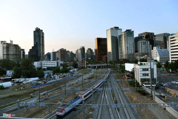 Hệ thống tàu điện ngầm Seoul (Hàn Quốc) đi vào hoạt động từ năm 1974, tính tới năm 2013 đã phục vụ khoảng hơn 8 triệu lượt khách mỗi ngày (khoảng 2,5 tỷ lượt khách/năm), và được đánh giá là một trong những hệ thống tàu điện ngầm nhộn nhịp nhất trên thế giới. Hệ thống tàu điện ngầm Seoul (Hàn Quốc) đi vào hoạt động từ năm 1974, tính tới năm 2013 đã phục vụ khoảng hơn 8 triệu lượt khách mỗi ngày (khoảng 2,5 tỷ lượt khách/năm), và được đánh giá là một trong những hệ thống tàu điện ngầm nhộn nhịp nhất trên thế giới.