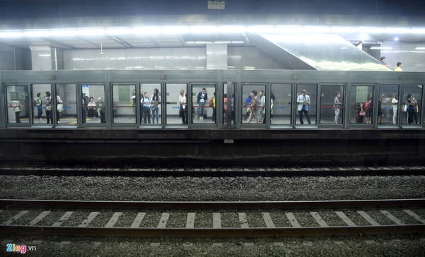 Từ năm 2008, các trạm trong khu vực Seoul do Seoul Metro và SMRT điều hành đã được trang bị các cửa chắn lên tàu, để đảm bảo an toàn cho khách chờ lên xuống. Khổ đường sắt ở đây theo chuẩn 1.435 mm. Từ năm 2008, các trạm trong khu vực Seoul do Seoul Metro và SMRT điều hành đã được trang bị các cửa chắn lên tàu, để đảm bảo an toàn cho khách chờ lên xuống. Khổ đường sắt ở đây theo chuẩn 1.435 mm.