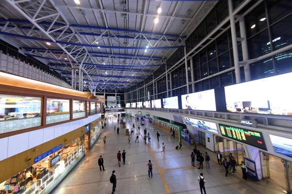 Sau hơn 40 năm kể từ ngày bắt đầu vận hành, hệ thống tàu điện Seoul đã có rất nhiều thay đổi, cải tổ, xây mới và mở rộng hệ thống. Nhà ga lớn nhất và hiện đại nhất có thể kể đến là Metro Seoul, như một nhà ga hàng không khổng lồ, điểm đầu cuối, trung chuyển nhiều tuyến nội đô nhất và cũng kết nối nhiều tỉnh thành nhất bằng tàu KTX. Sau hơn 40 năm kể từ ngày bắt đầu vận hành, hệ thống tàu điện Seoul đã có rất nhiều thay đổi, cải tổ, xây mới và mở rộng hệ thống. Nhà ga lớn nhất và hiện đại nhất có thể kể đến là Metro Seoul, như một nhà ga hàng không khổng lồ, điểm đầu cuối, trung chuyển nhiều tuyến nội đô nhất và cũng kết nối nhiều tỉnh thành nhất bằng tàu KTX.