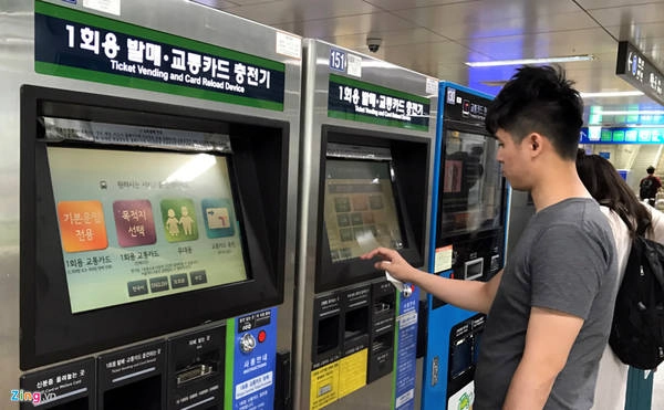 Năm 2014, toàn tuyến Metro Seoul được thống nhất giá vé, và cũng khác các tuyến KTX đi tỉnh là mua vé ở quầy nhân viên. Riêng khách đi tàu điện ngầm nội đô mua vé qua máy bán tự động. Năm 2014, toàn tuyến Metro Seoul được thống nhất giá vé, và cũng khác các tuyến KTX đi tỉnh là mua vé ở quầy nhân viên. Riêng khách đi tàu điện ngầm nội đô mua vé qua máy bán tự động.