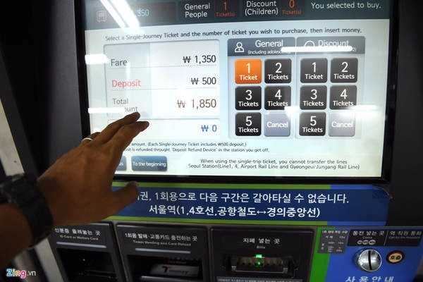Với mỗi lượt khách lẻ đi một chặng dừng, giá vé là 1.350 won (tương đương 27.000 đồng), thẻ lên tàu sẽ lưu 500 won phí làm thẻ và có thể hoàn tiền lại cho khách khi kết thúc chuyến đi bằng máy hoàn tiền. Trẻ nhỏ được miễn phí nhưng vẫn phải chủ động lấy thẻ lên tàu qua máy tự động. Với mỗi lượt khách lẻ đi một chặng dừng, giá vé là 1.350 won (tương đương 27.000 đồng), thẻ lên tàu sẽ lưu 500 won phí làm thẻ và có thể hoàn tiền lại cho khách khi kết thúc chuyến đi bằng máy hoàn tiền. Trẻ nhỏ được miễn phí nhưng vẫn phải chủ động lấy thẻ lên tàu qua máy tự động.