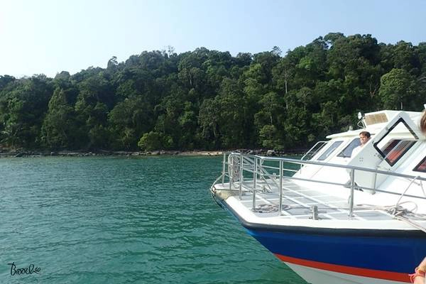 Hành trình từ TP HCM đến Sihanoukville qua cửa khẩu Xà Xía, Kiên Giang hết gần 13 tiếng và 3 lần đổi xe. Bước xuống ngay trung tâm thành phố Sihanoukville (Campuchia) với cái nắng oi ả của một buổi trưa mùa hè, cộng với thời gian di chuyển làm cả nhóm có phần hơi mệt mỏi. Kiếm một quán ăn gần với trạm tàu nhanh, chúng tôi lót dạ chờ tới giờ khởi hành. Hành trình từ TP HCM đến Sihanoukville qua cửa khẩu Xà Xía, Kiên Giang hết gần 13 tiếng và 3 lần đổi xe. Bước xuống ngay trung tâm thành phố Sihanoukville (Campuchia) với cái nắng oi ả của một buổi trưa mùa hè, cộng với thời gian di chuyển làm cả nhóm có phần hơi mệt mỏi. Kiếm một quán ăn gần với trạm tàu nhanh, chúng tôi lót dạ chờ tới giờ khởi hành.