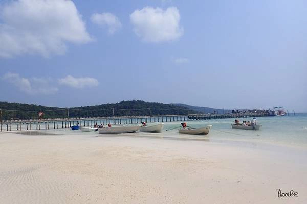 Kohrong Samloem đẹp lúc sáng sớm, lúc chiều muộn, đẹp cả lúc giữa trưa nắng rực rỡ. Kohrong Samloem đẹp lúc sáng sớm, lúc chiều muộn, đẹp cả lúc giữa trưa nắng rực rỡ.