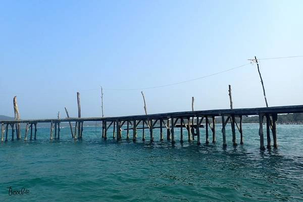 Mất khoảng 40 phút ngồi trong khoang, tàu phóng nhanh vun vút, xé nuớc đưa đoàn khách đến với Koh Rong Samloem. Và rồi, những mệt mỏi, nóng bức lập tức tan biến theo bọt sóng, chúng tôi chạm tới đảo ngọc, say lòng truớc màu xanh mát dịu và yên bình. Mất khoảng 40 phút ngồi trong khoang, tàu phóng nhanh vun vút, xé nuớc đưa đoàn khách đến với Koh Rong Samloem. Và rồi, những mệt mỏi, nóng bức lập tức tan biến theo bọt sóng, chúng tôi chạm tới đảo ngọc, say lòng truớc màu xanh mát dịu và yên bình.