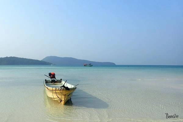 Từ cầu tàu, chúng tôi hào hứng vác đồ chuyển sang thuyền máy nhỏ xíu để đến Natural Island Resort. Lúc này, ngồi trên thuyền con, lấy tay vọc nuớc thấy thật sảng khoái, mát lành. Từ cầu tàu, chúng tôi hào hứng vác đồ chuyển sang thuyền máy nhỏ xíu để đến Natural Island Resort. Lúc này, ngồi trên thuyền con, lấy tay vọc nuớc thấy thật sảng khoái, mát lành.