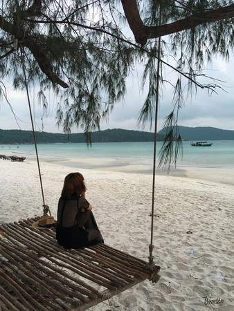 Bãi cát dài trắng mịn, những tán cây và những chiếc xích đu dây treo đặc sản... Bãi cát dài trắng mịn, những tán cây và những chiếc xích đu dây treo đặc sản...