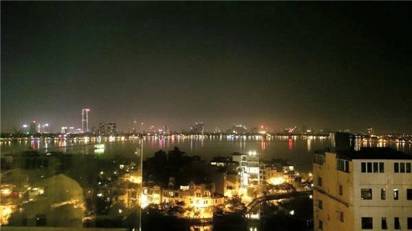 Khung cảnh thành phố về đêm khi bạn ngồi ở 6 Degrees. (Ảnh: Internet)