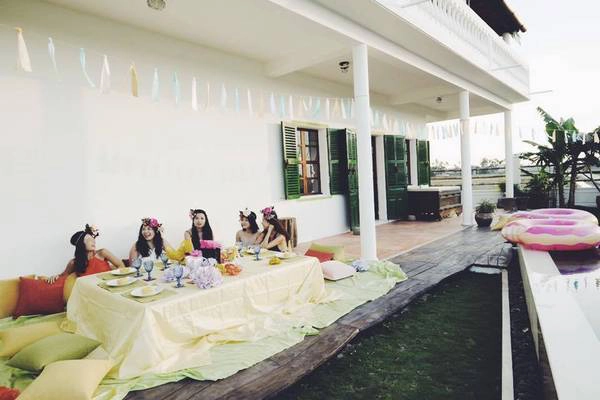 Tọa lạc tại làng An Mỹ, phường Cẩm Châu của Hội An, Heron House không có địa chỉ cụ thể, muốn được đến đây bạn có thể liên hệ trực tiếp với chính homestay và nhờ lái xe của họ chở tới luôn. Còn nếu muốn tự mình được "lạc lối" thì có thể từ phố cổ đi theo đường Cửa Đại ra hướng biển, tới ngã tư giao Lê Thánh Tông thì rẽ trái, đi thêm 500m. Khi nào thấy Lúa Vàng villa bên tay phải và cây cầu vàng trắng bên tay trái, rẽ vào con đường nhỏ nhỏ bên tay phải, đi thẳng tiếp thì sẽ thấy Heron House. Tọa lạc tại làng An Mỹ, phường Cẩm Châu của Hội An, Heron House không có địa chỉ cụ thể, muốn được đến đây bạn có thể liên hệ trực tiếp với chính homestay và nhờ lái xe của họ chở tới luôn. Còn nếu muốn tự mình được "lạc lối" thì có thể từ phố cổ đi theo đường Cửa Đại ra hướng biển, tới ngã tư giao Lê Thánh Tông thì rẽ trái, đi thêm 500m. Khi nào thấy Lúa Vàng villa bên tay phải và cây cầu vàng trắng bên tay trái, rẽ vào con đường nhỏ nhỏ bên tay phải, đi thẳng tiếp thì sẽ thấy Heron House.