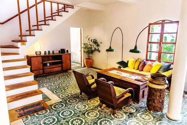 Khu homestay này được thiết kế theo phong cách kiến trúc Việt Nam truyền thống, từ nền gạch hoa cho tới những chiếc ghế gỗ tựa lưng. Khu homestay này được thiết kế theo phong cách kiến trúc Việt Nam truyền thống, từ nền gạch hoa cho tới những chiếc ghế gỗ tựa lưng.