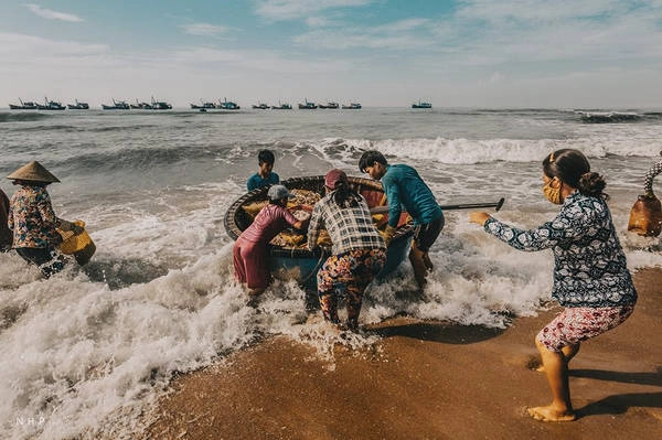 Rời Long Hải lúc mặt trời bắt đầu tỏ rạng, 8h, tôi có mặt tại làng chài nhỏ thuộc thị trấn Phước Hải, huyện Đất Đỏ, tỉnh Bà Rịa - Vũng Tàu. Rời Long Hải lúc mặt trời bắt đầu tỏ rạng, 8h, tôi có mặt tại làng chài nhỏ thuộc thị trấn Phước Hải, huyện Đất Đỏ, tỉnh Bà Rịa - Vũng Tàu.