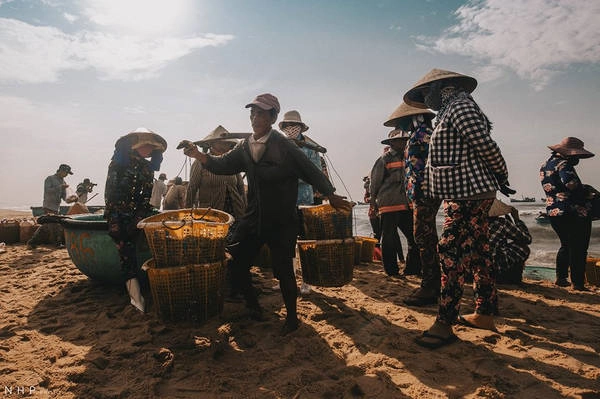Cư dân Phước Hải xưa nay sống chủ yếu bằng nghề đánh bắt cá. Đây cũng là một trong những làng chài lâu đời nhất của tỉnh Bà Rịa - Vũng Tàu. Cư dân Phước Hải xưa nay sống chủ yếu bằng nghề đánh bắt cá. Đây cũng là một trong những làng chài lâu đời nhất của tỉnh Bà Rịa - Vũng Tàu.