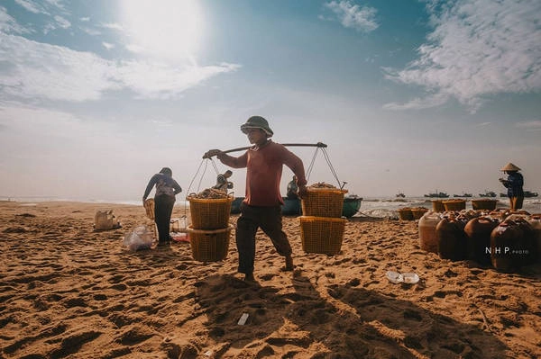 Với nghề cá lâu đời, cái vất vả như đè nặng lên đôi vai của ngư dân. Những đứa trẻ ở đây không ngủ nướng hay mải mê đồ chơi điện tử như trẻ em thành phố. Chúng dậy sớm, phụ giúp gia đình với công việc nặng nhọc không kém người lớn. Với nghề cá lâu đời, cái vất vả như đè nặng lên đôi vai của ngư dân. Những đứa trẻ ở đây không ngủ nướng hay mải mê đồ chơi điện tử như trẻ em thành phố. Chúng dậy sớm, phụ giúp gia đình với công việc nặng nhọc không kém người lớn.