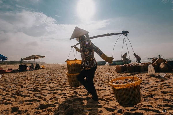 Ngư dân thường ra biển lúc 2h và trở về từ 5-8h. Khi đó, cả khu vực bến tàu nhộn nhịp tiếng nói cười, mua bán... Ngư dân thường ra biển lúc 2h và trở về từ 5-8h. Khi đó, cả khu vực bến tàu nhộn nhịp tiếng nói cười, mua bán...