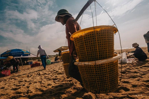 Ngoài bãi biển đẹp và hải sản tươi ngon, nước mắm và khô cá cũng là đặc sản của Phước Hải. Ngoài bãi biển đẹp và hải sản tươi ngon, nước mắm và khô cá cũng là đặc sản của Phước Hải.