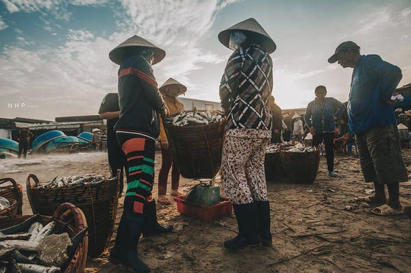 Tuy công việc có cực nhọc, vất vả, mồ hôi có thấm ướt lưng áo, người dân luôn vui vẻ, với nụ cười luôn nở trên môi. Từng nhóm nhỏ làm việc cùng nhau rôm rả với những câu chuyện thường nhật. Tuy công việc có cực nhọc, vất vả, mồ hôi có thấm ướt lưng áo, người dân luôn vui vẻ, với nụ cười luôn nở trên môi. Từng nhóm nhỏ làm việc cùng nhau rôm rả với những câu chuyện thường nhật.