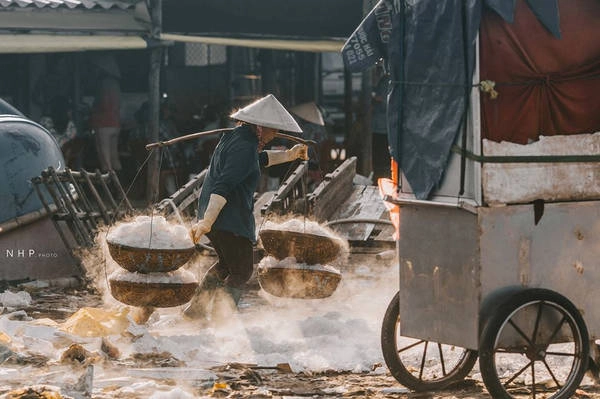 Ở đâu đó góc cảng, đá bào cũng đã sẵn sàng thực hiện nhiệm vụ của mình, giúp cho những mẻ cá tươi ngon nhất. Ở đâu đó góc cảng, đá bào cũng đã sẵn sàng thực hiện nhiệm vụ của mình, giúp cho những mẻ cá tươi ngon nhất.